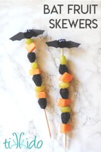 brochetas de fruta para un Halloween sin gluten