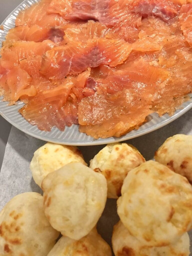 salmón marinado con pan de queso