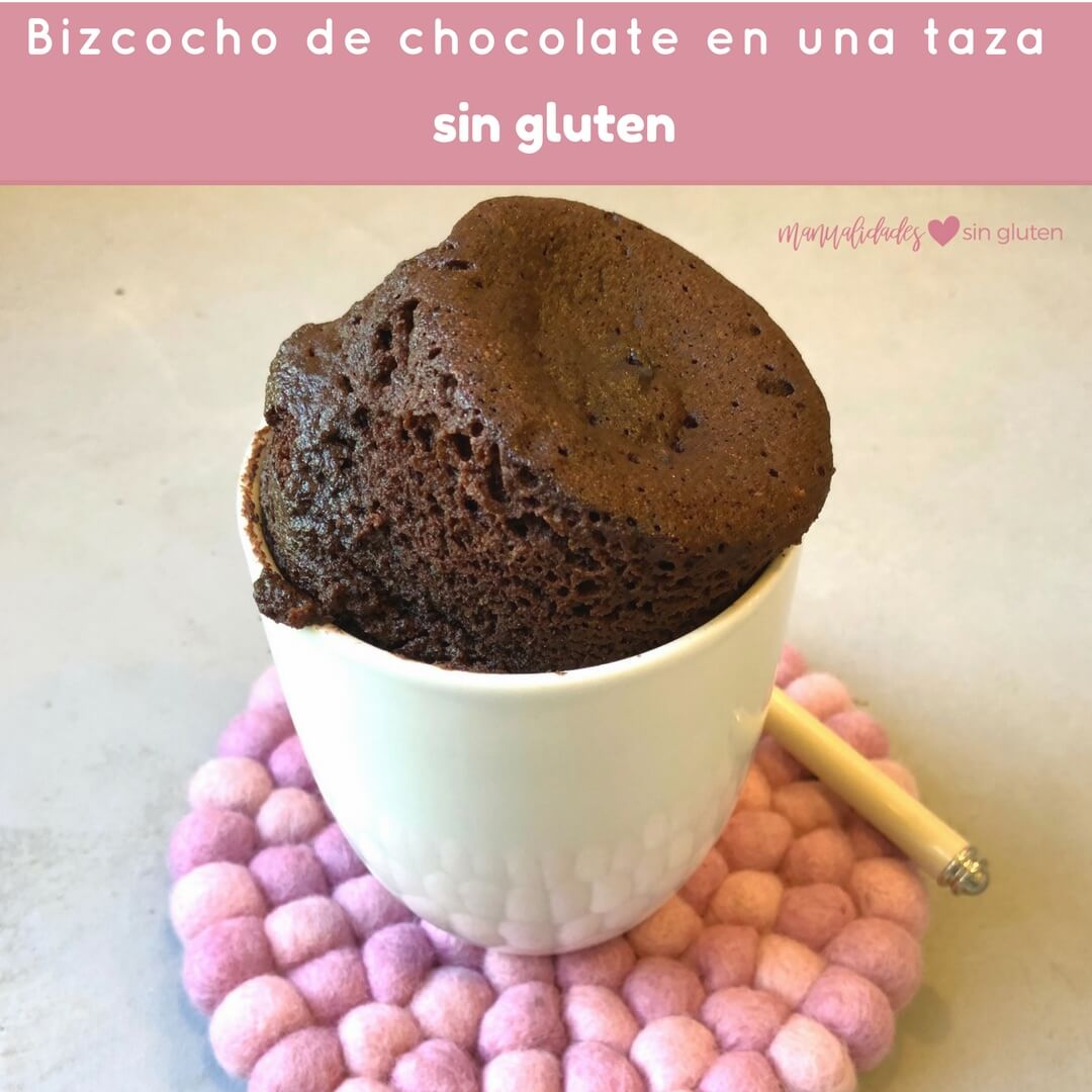bizcocho de chocolate en una taza