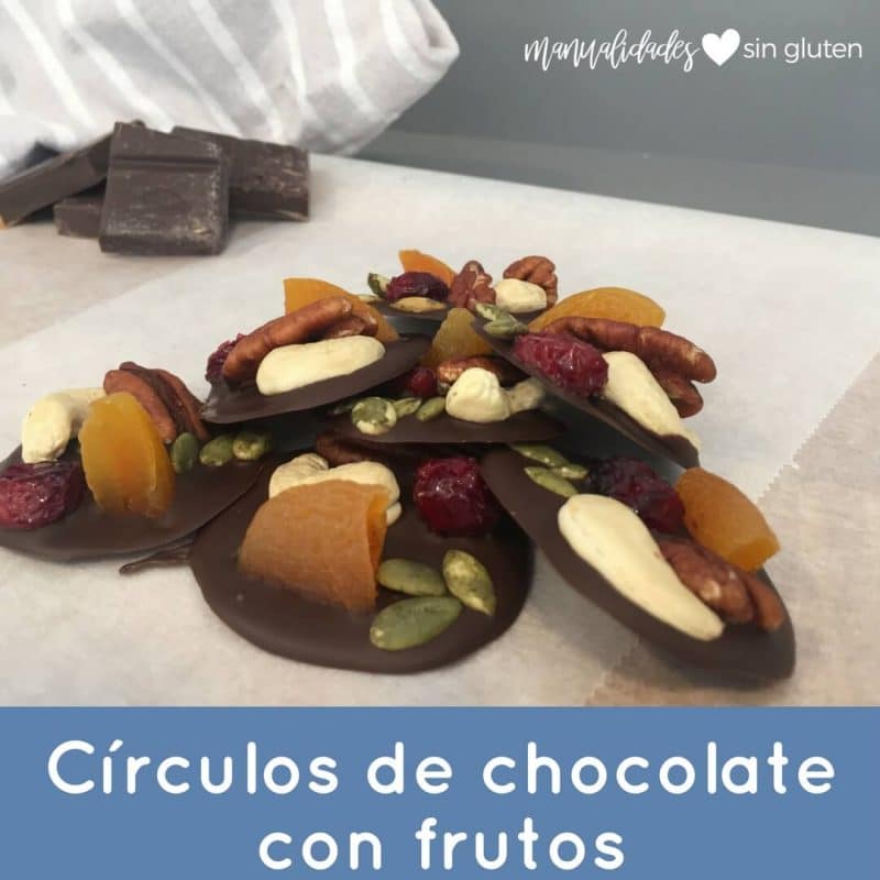 círculos de chocolate con frutos