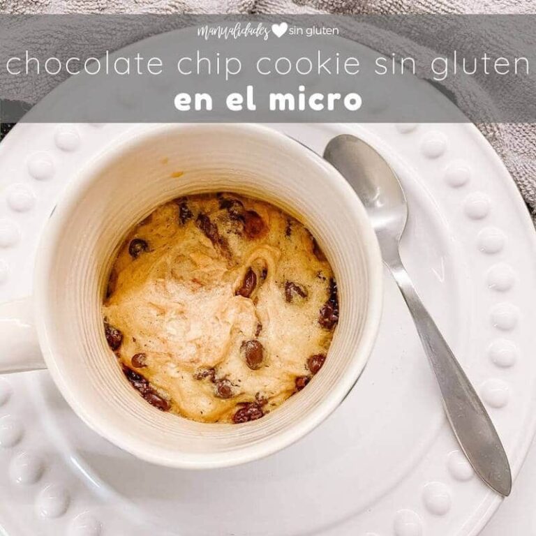 chocolate chip cookie sin gluten en una taza