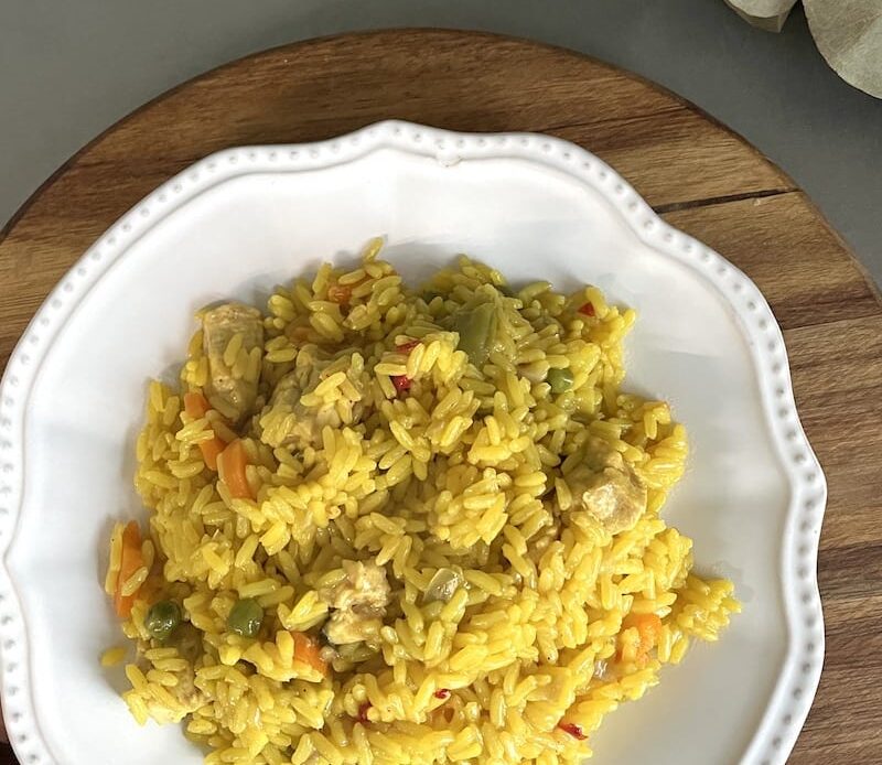 arroz con pollo y verduras en la olla multicooker